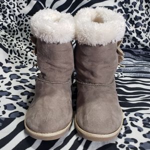 (008) Girls: 3 Med Unbranded Faux Fur Boots- Y7